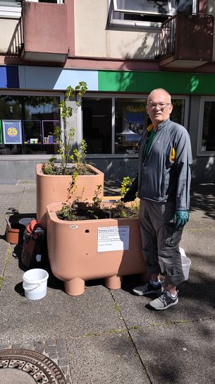 Thomas vor Hochbeeten auf Theatervorplatz